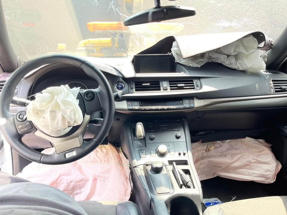 Lexus CT200h 1.8 整車拆賣 二手零件照片 - Orange Garage
