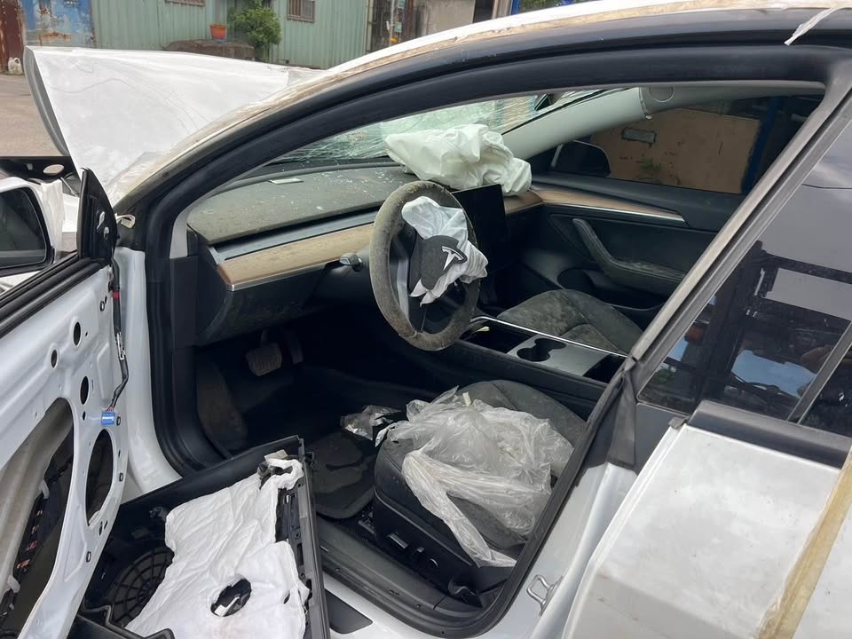 Tesla Model 3 RWD 整車拆賣 二手零件照片 - Orange Garage
