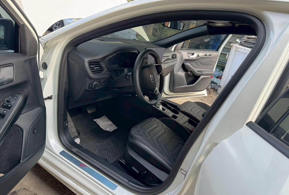 Ford Focus Wagon ST-Line X 1.5 整車拆賣 二手零件照片 - Orange Garage