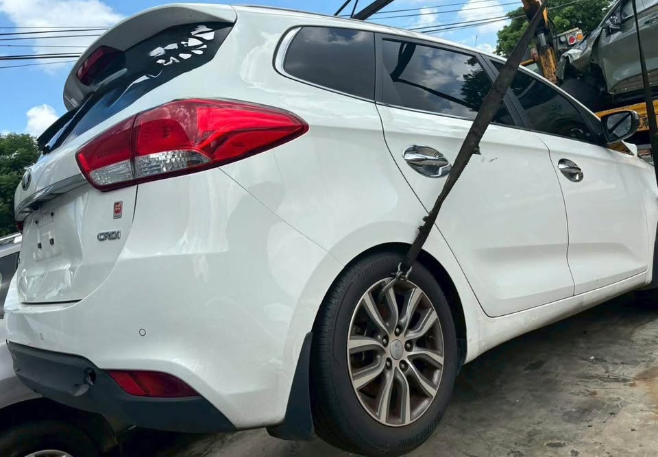 Kia Carens 第三代 整車拆賣 二手零件照片 - Orange Garage