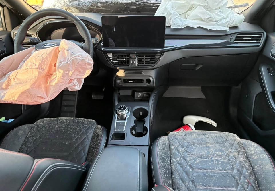 Ford Focus Mk4 ST-Line 1.5 整車拆賣 二手零件照片 - Orange Garage