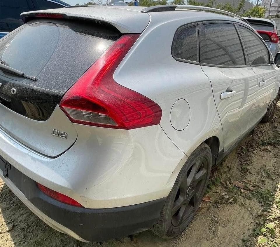 Volvo V40 Cross Country D2 整車拆賣 二手零件照片 - Orange Garage