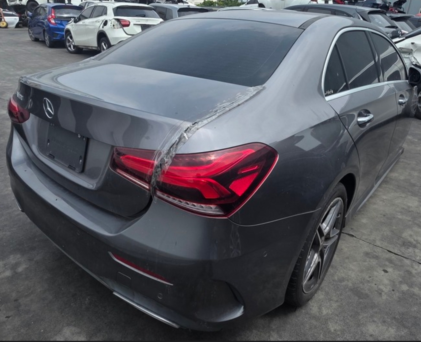 Mercedes-Benz A-Class Sedan A180 整車拆賣 二手零件照片 - Orange Garage