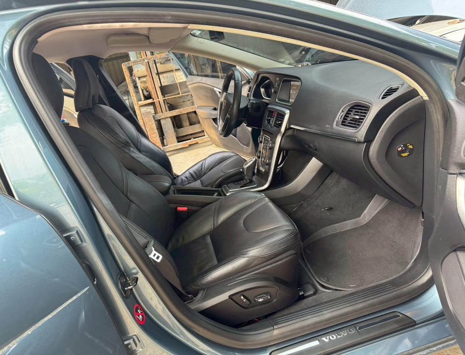 Volvo V40 2.0 GTDi T5 整車拆賣 二手零件照片 - Orange Garage