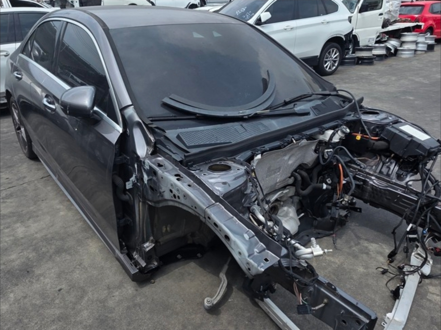 Mercedes-Benz A-Class Sedan A180 整車拆賣 二手零件照片 - Orange Garage
