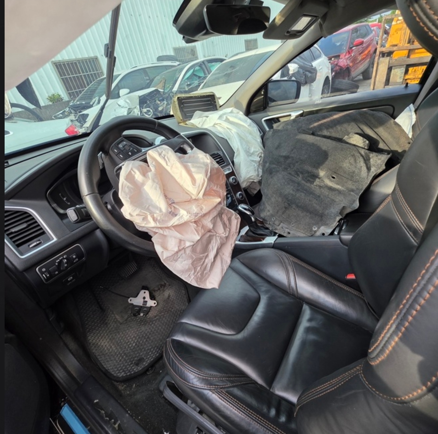 Volvo XC60 D4 整車拆賣 二手零件照片 - Orange Garage