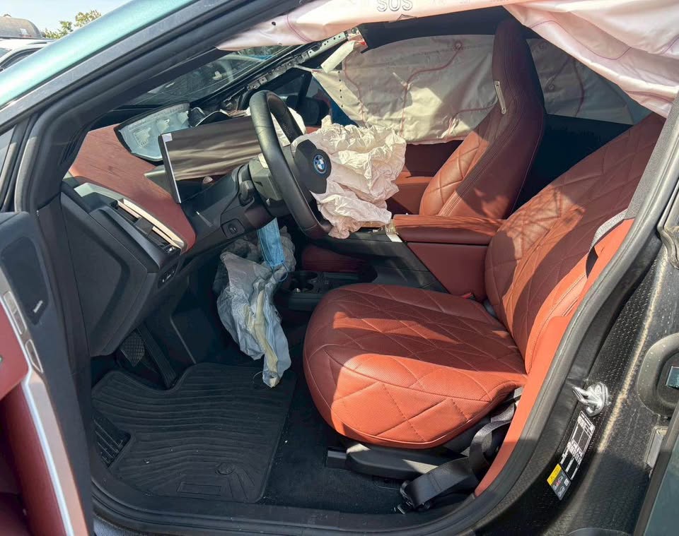 BMW IX xDrive40 整車拆賣 二手零件照片 - Orange Garage