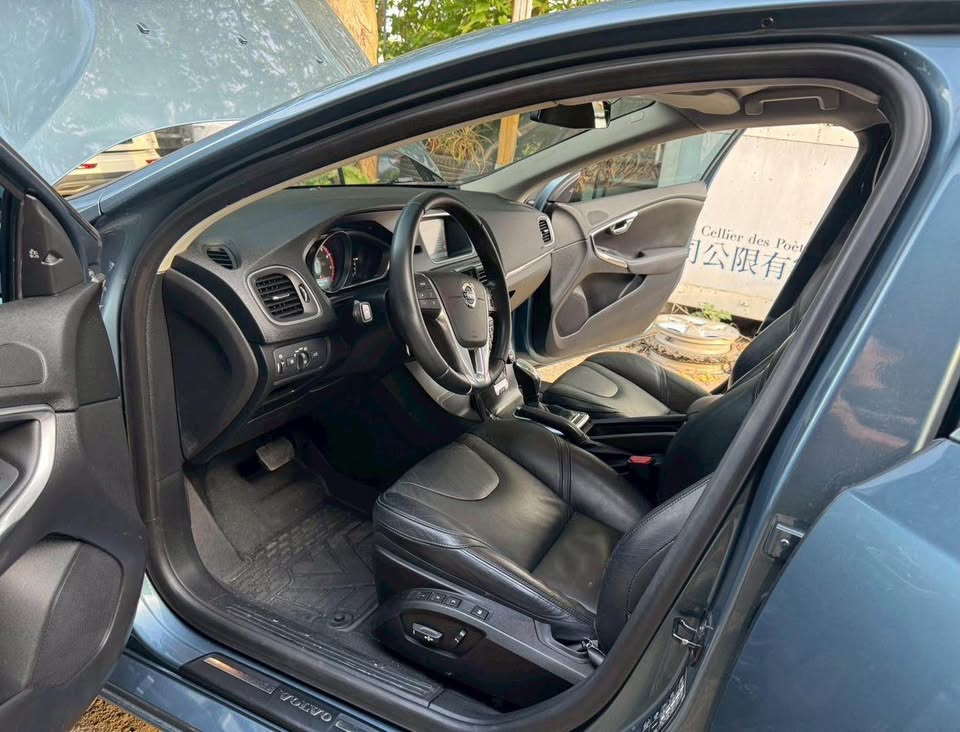 Volvo V40 2.0 GTDi T5 整車拆賣 二手零件照片 - Orange Garage