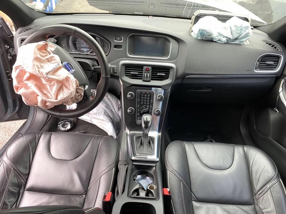 Volvo V40 Drive-E 整車拆賣 二手零件照片 - Orange Garage