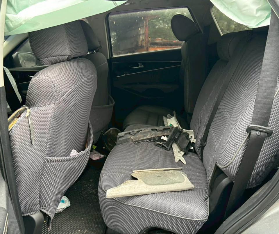 Kia Sorento 2.2 整車拆賣 二手零件照片 - Orange Garage