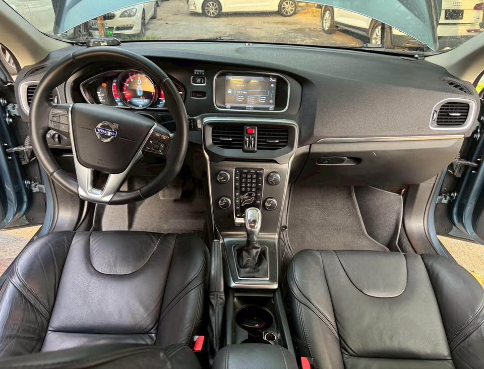 Volvo V40 2.0 GTDi T5 整車拆賣 二手零件照片 - Orange Garage