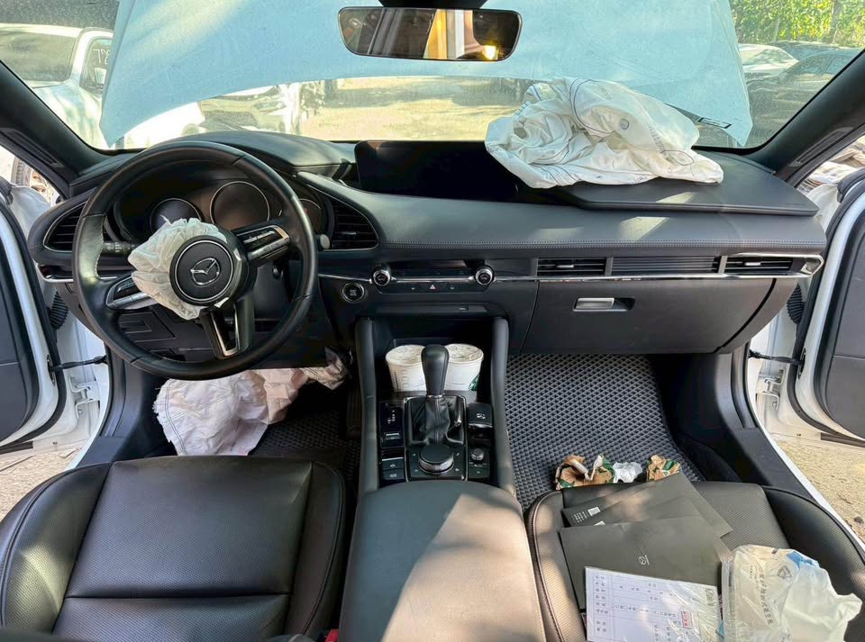 Mazda 3 2.0 整車拆賣 二手零件照片 - Orange Garage