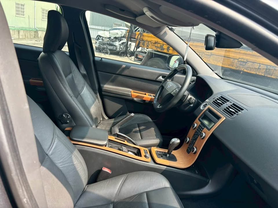 Volvo S40 2.0 整車拆賣 二手零件照片 - Orange Garage