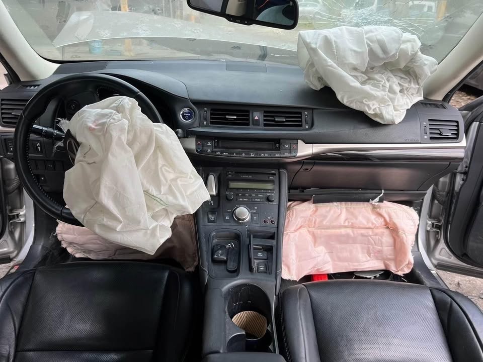 Lexus CT200h 1.8 整車拆賣 二手零件照片 - Orange Garage