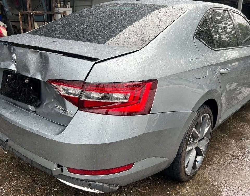 Škoda Superb 整車拆賣 二手零件照片 - Orange Garage