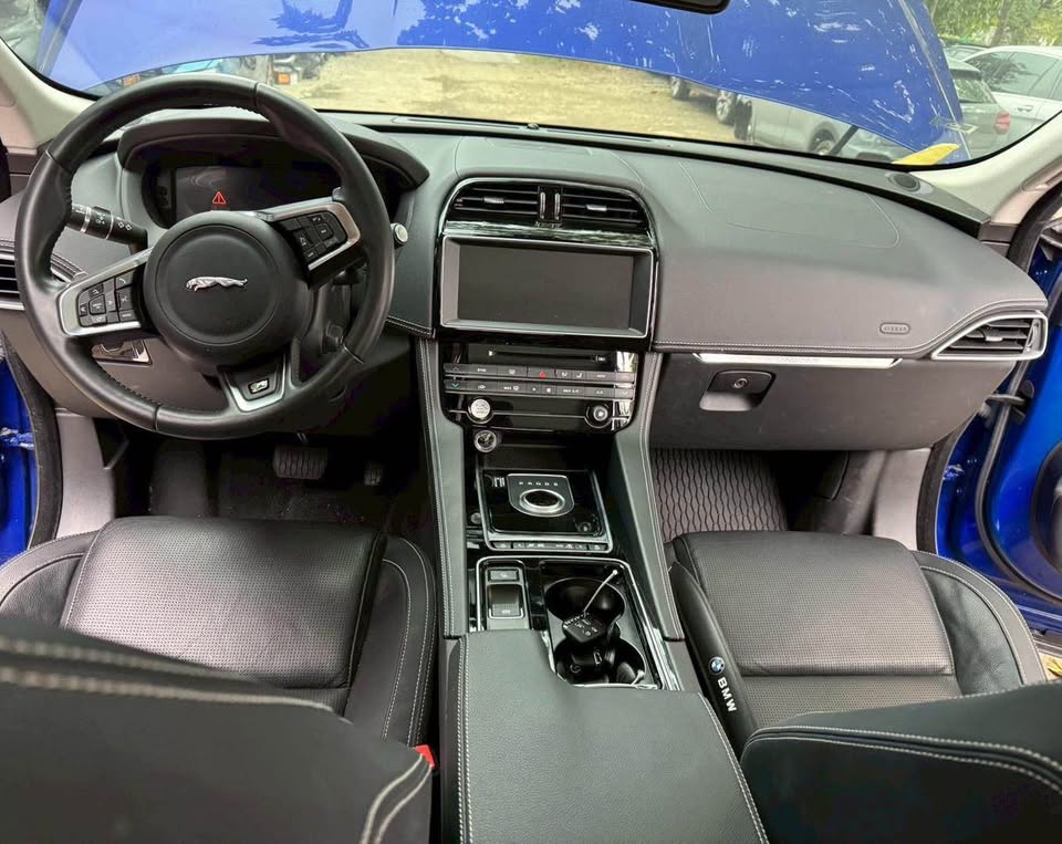Jaguar F-Pace 35t AWD 整車拆賣 二手零件照片 - Orange Garage