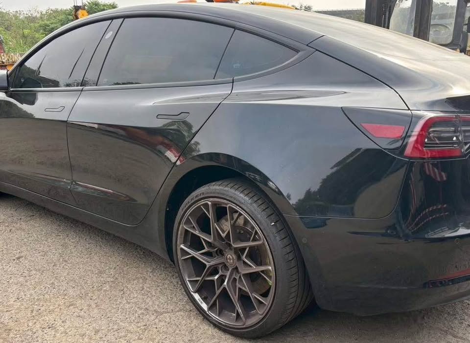 Tesla Model 3 Dual Motor 整車拆賣 二手零件照片 - Orange Garage