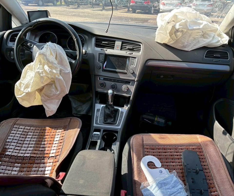 Volkswagen Golf 1.6 TDI 整車拆賣 二手零件照片 - Orange Garage