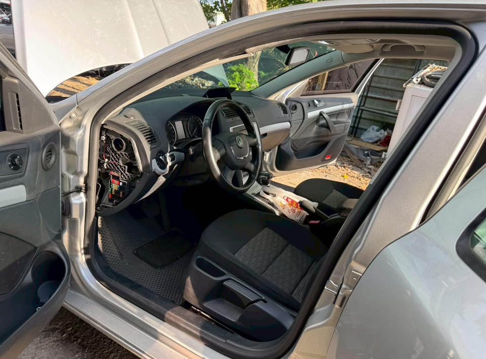 Škoda Octavia Combi 1.6 整車拆賣 二手零件照片 - Orange Garage