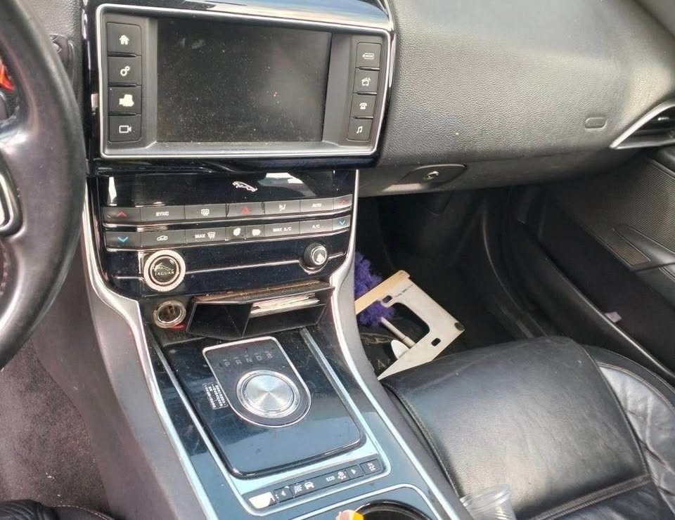 Jaguar XE 2.0 整車拆賣 二手零件照片 - Orange Garage