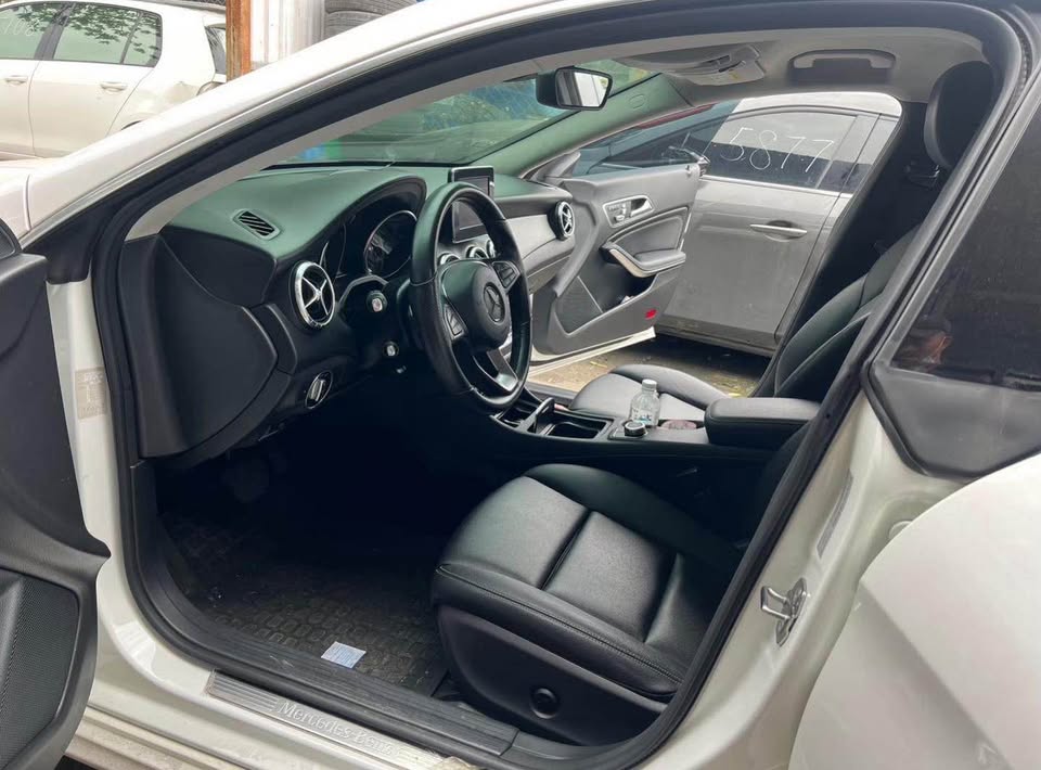 Mercedes-Benz CLA CLA 200 整車拆賣 二手零件照片 - Orange Garage