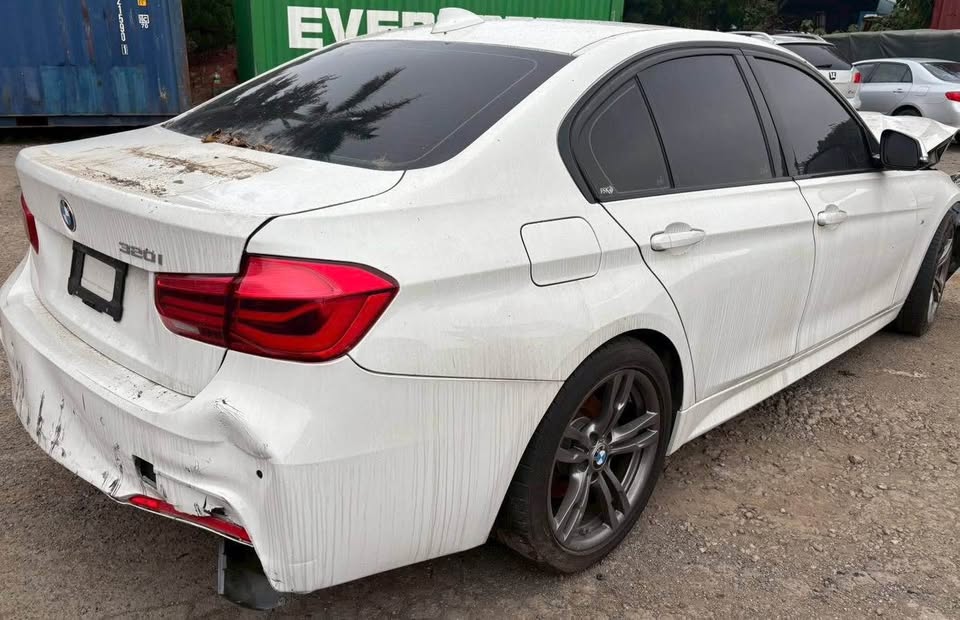BMW 3 Series 320i 整車拆賣 二手零件照片 - Orange Garage