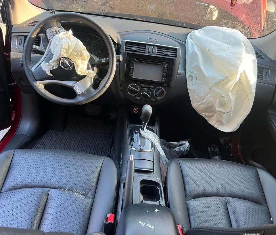 Nissan Tiida 1.6 整車拆賣 二手零件照片 - Orange Garage