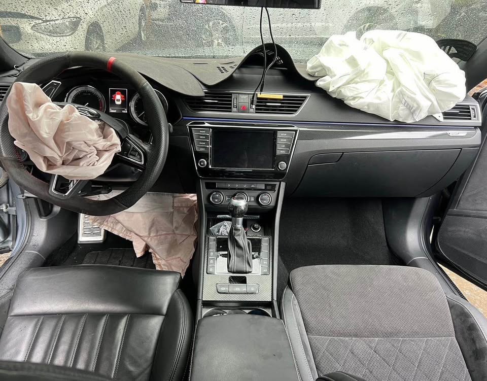 Škoda Superb 整車拆賣 二手零件照片 - Orange Garage
