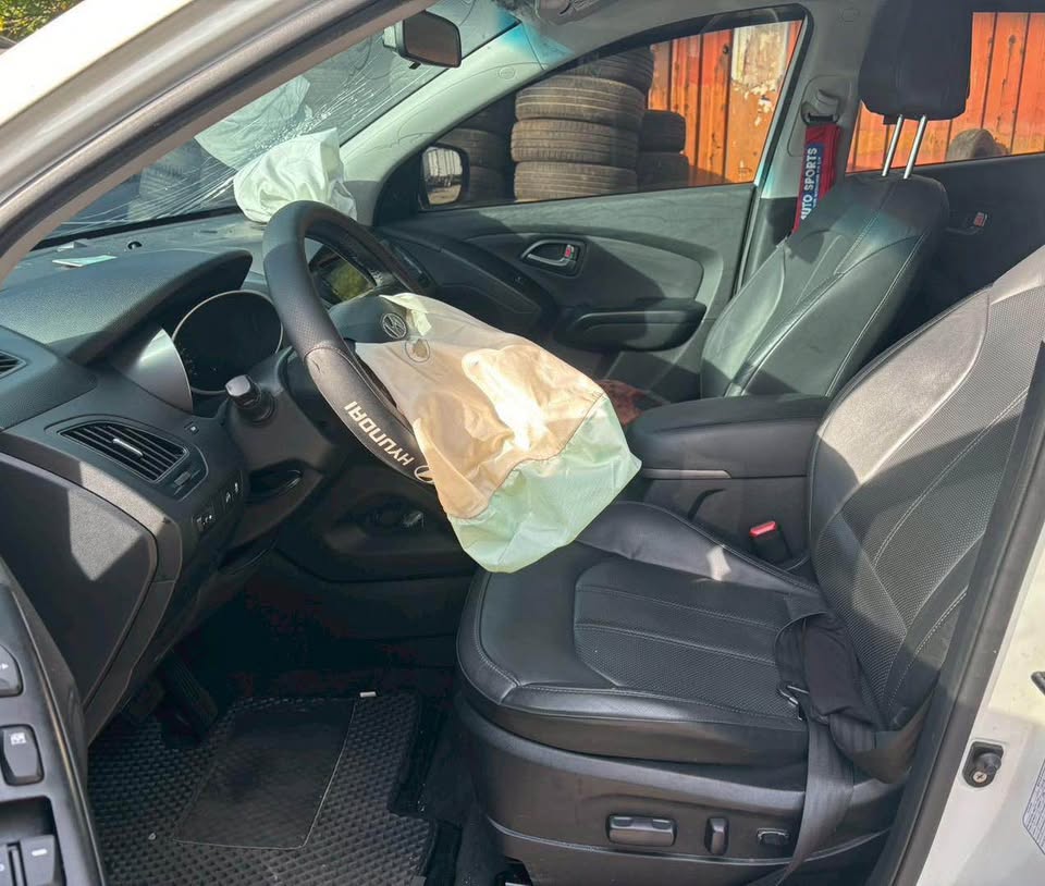 Hyundai IX35 2.0 整車拆賣 二手零件照片 - Orange Garage