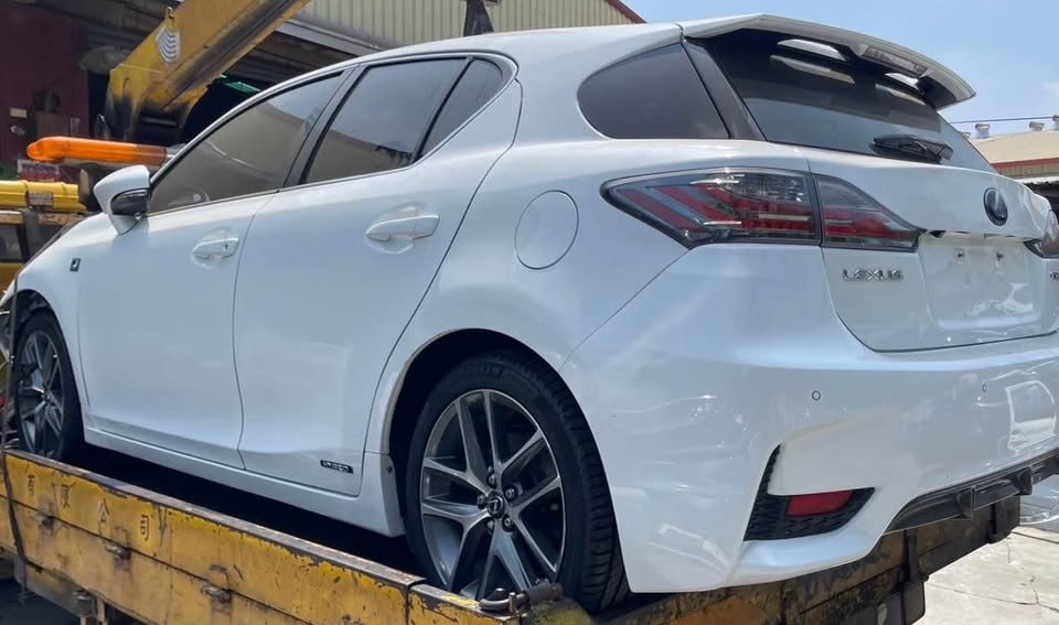 Lexus CT200h 1.8 整車拆賣 二手零件照片 - Orange Garage