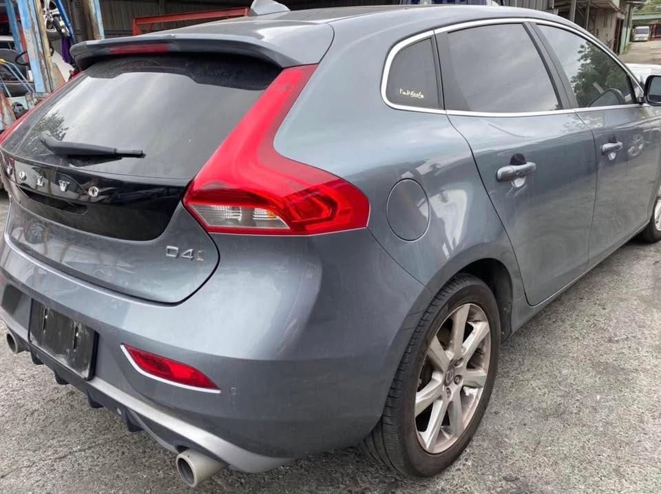 Volvo V40 Drive-E 整車拆賣 二手零件照片 - Orange Garage