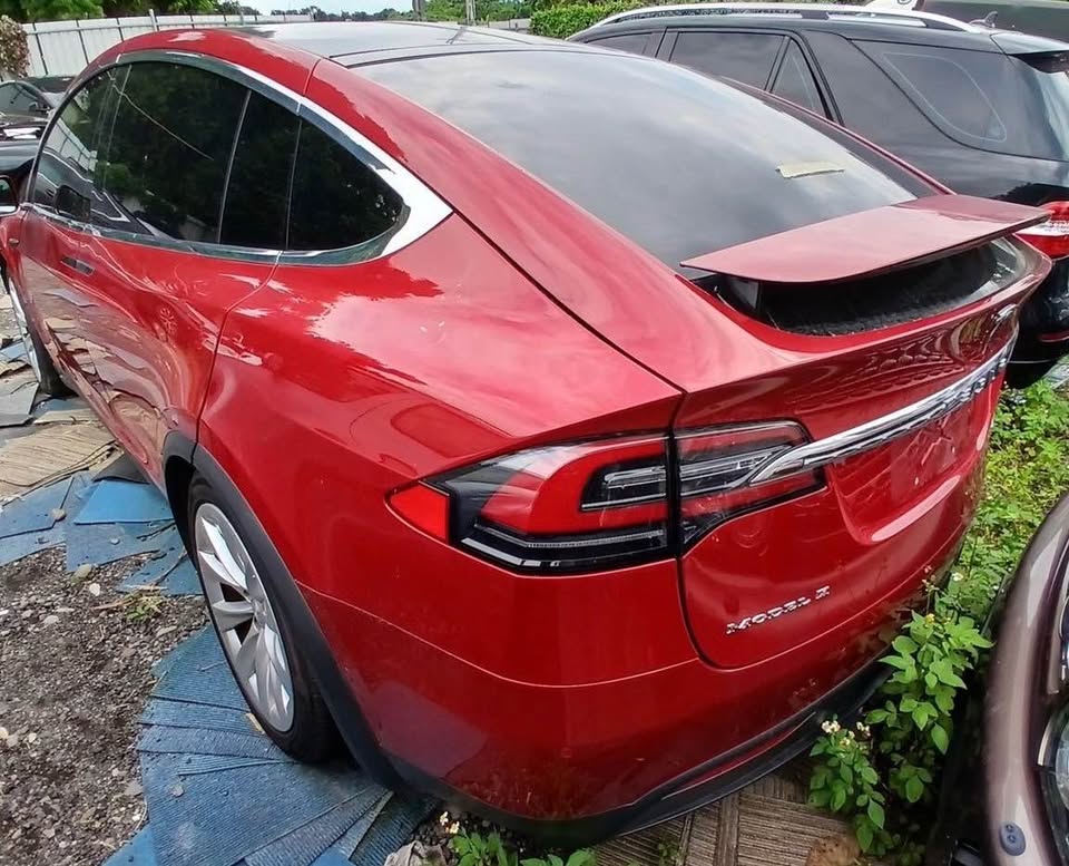 Tesla Model X Long Range 整車拆賣 二手零件照片 - Orange Garage