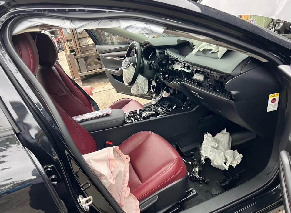 Mazda 3 整車拆賣 二手零件照片 - Orange Garage