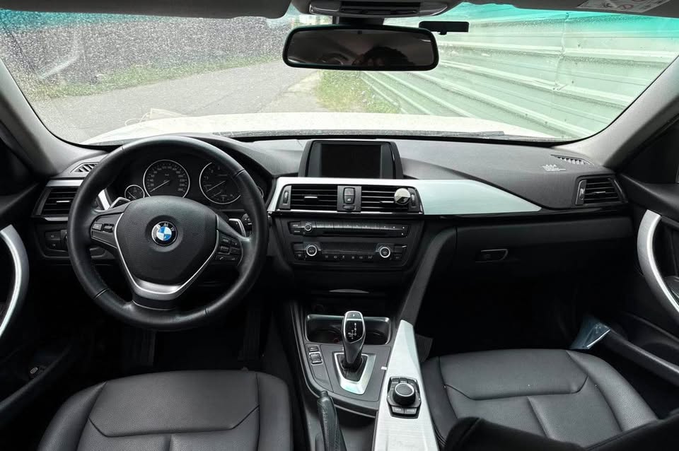 BMW 3 Series 320i 整車拆賣 二手零件照片 - Orange Garage