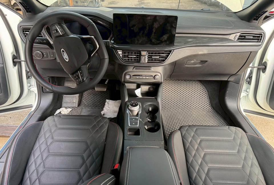 Ford Focus Wagon ST-Line X 1.5 整車拆賣 二手零件照片 - Orange Garage