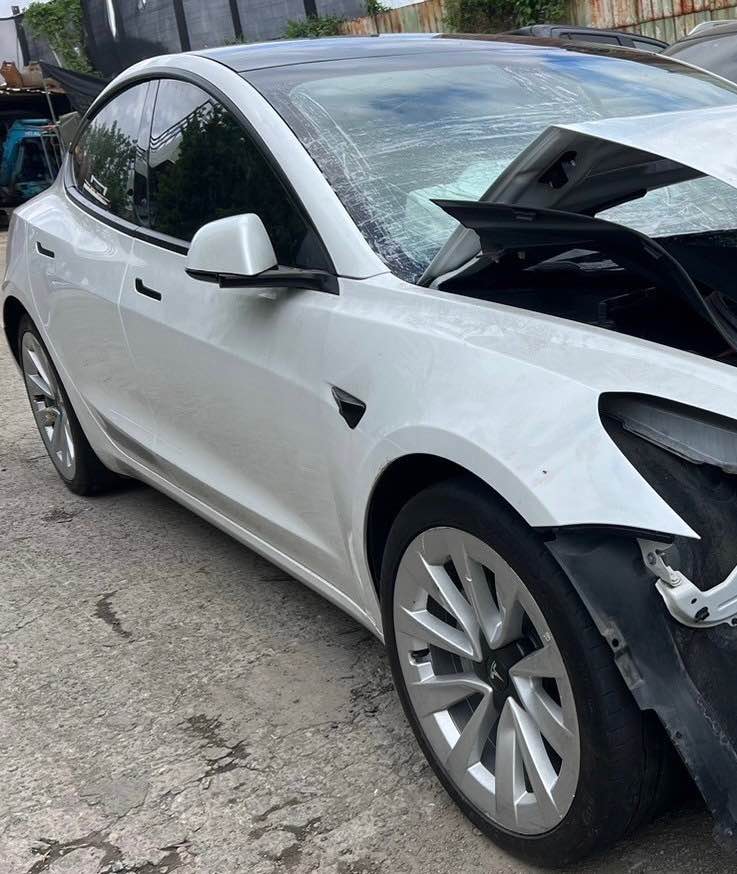 Tesla Model 3 RWD 整車拆賣 二手零件照片 - Orange Garage