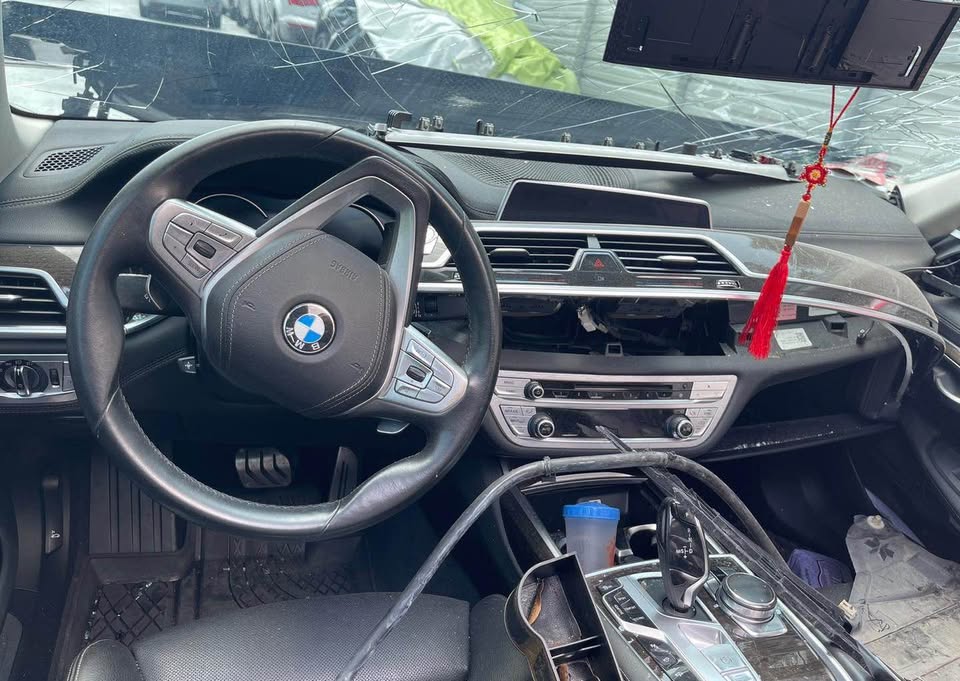 BMW 7 Series 730i 整車拆賣 二手零件照片 - Orange Garage