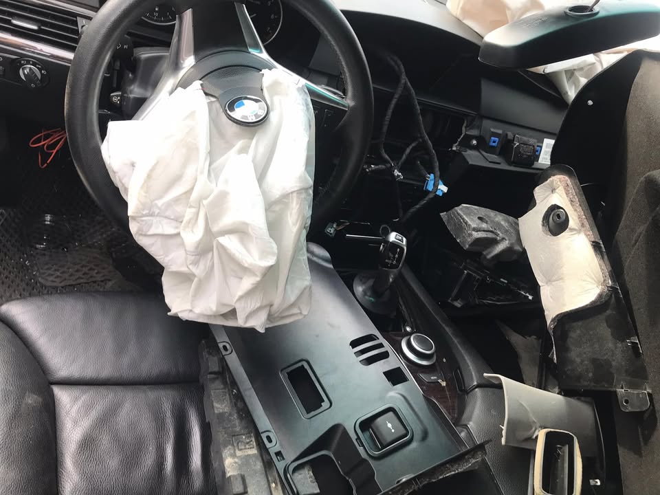 BMW 5 Series 528i 整車拆賣 二手零件照片 - Orange Garage
