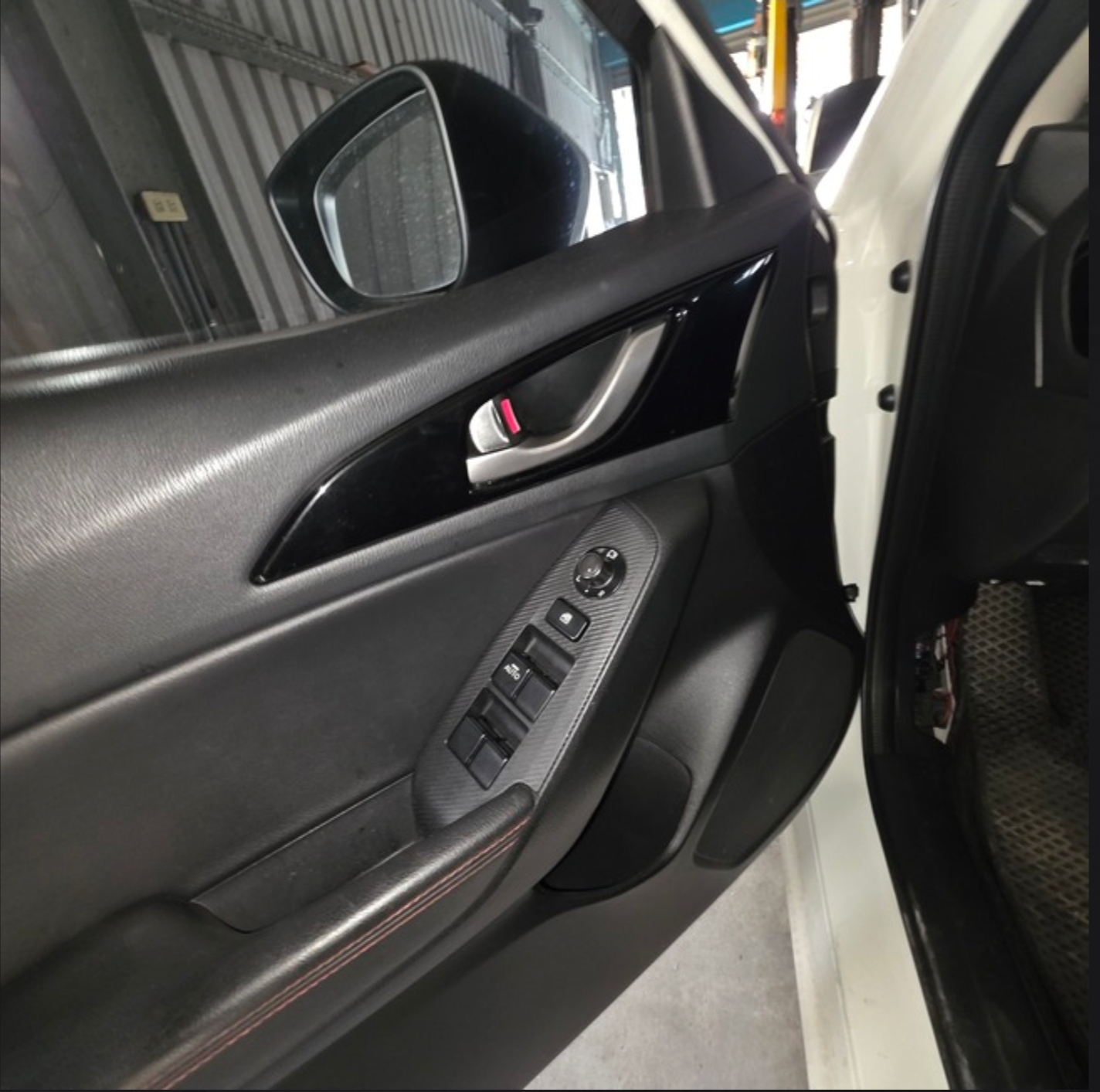 Mazda 3 4D 2.0 整車拆賣 二手零件照片 - Orange Garage