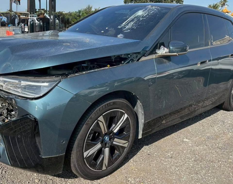 BMW IX xDrive40 整車拆賣 二手零件照片 - Orange Garage