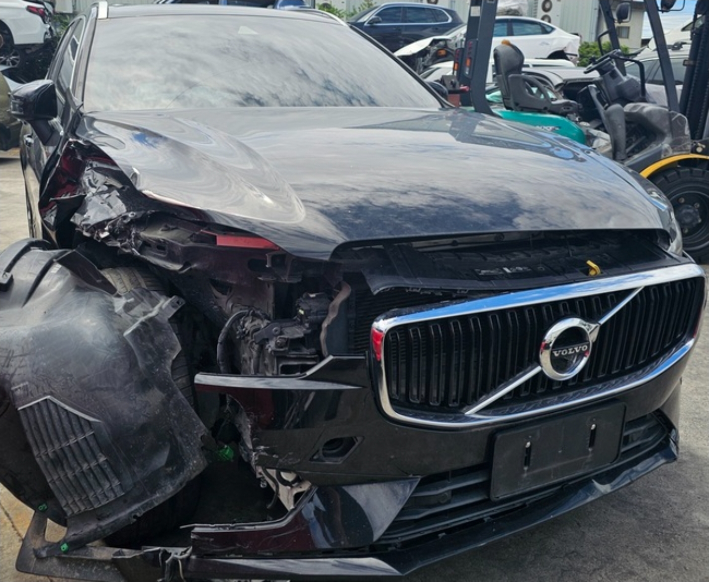Volvo XC60 B5 整車拆賣 二手零件照片 - Orange Garage