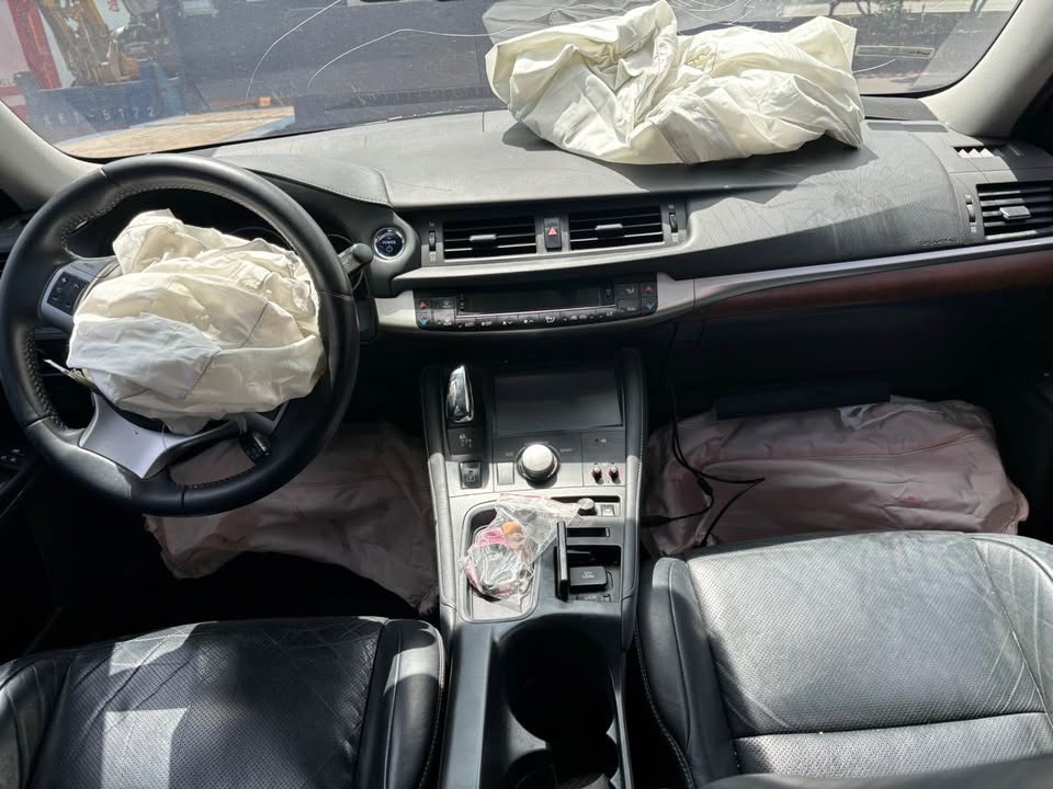 Lexus CT200h 1.8 整車拆賣 二手零件照片 - Orange Garage