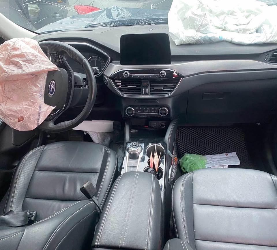 Ford Kuga 2.0 整車拆賣 二手零件照片 - Orange Garage
