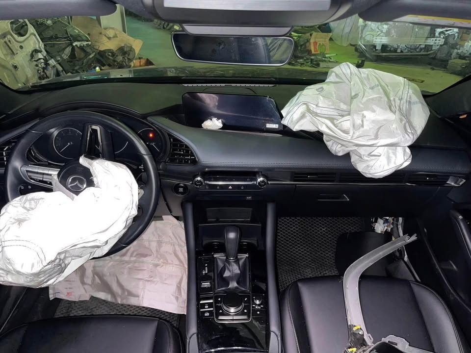 Mazda 3 2.0 整車拆賣 二手零件照片 - Orange Garage