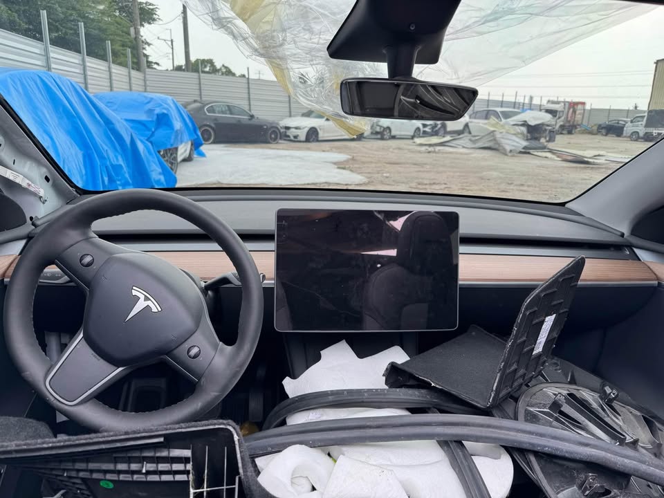 Tesla Model Y Long Range 整車拆賣 二手零件照片 - Orange Garage