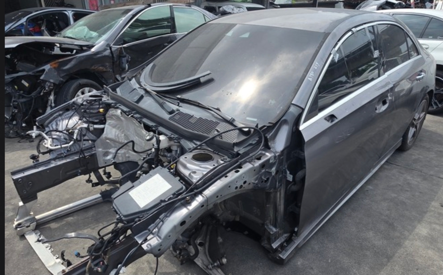 Mercedes-Benz A-Class Sedan A180 整車拆賣 二手零件照片 - Orange Garage