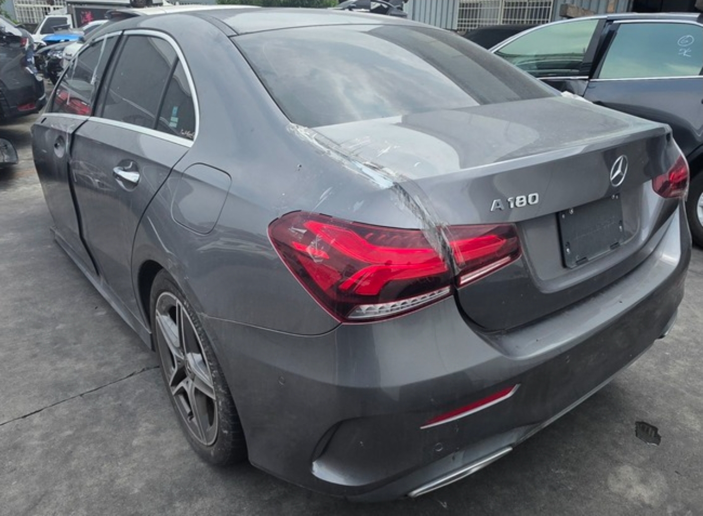 Mercedes-Benz A-Class Sedan A180 整車拆賣 二手零件照片 - Orange Garage