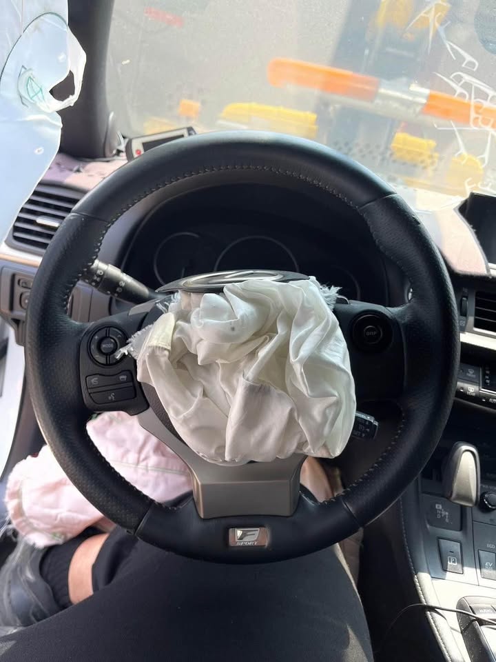 Lexus CT200h 1.8 整車拆賣 二手零件照片 - Orange Garage