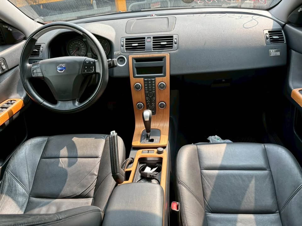 Volvo S40 2.0 整車拆賣 二手零件照片 - Orange Garage