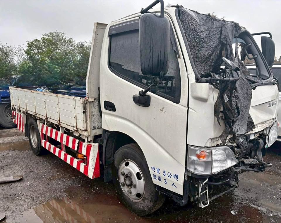 HINO 300 5 世代 整車拆賣 二手零件照片 - Orange Garage
